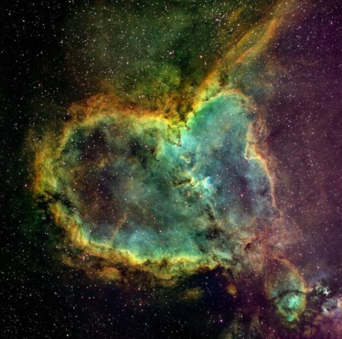 مجرة على شكل قلب