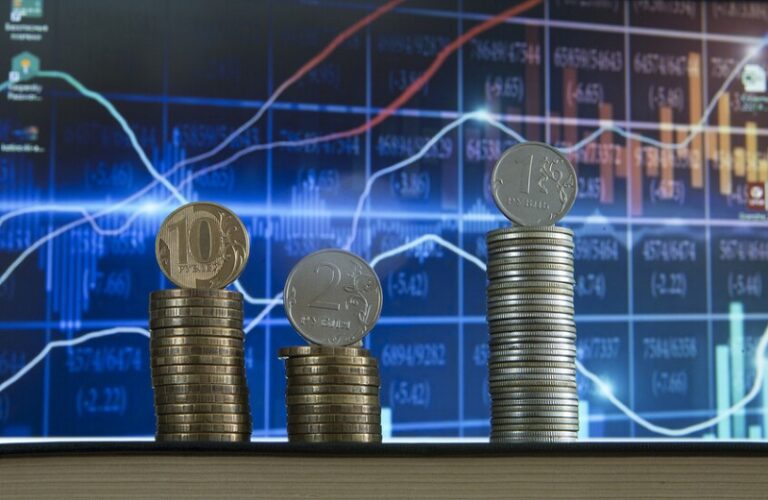 الروبل يتصدر العملات العالمية