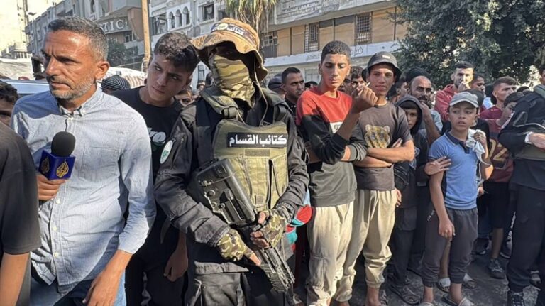 بالصورة – الصليب الأحمر يتسلم 13 أسيراً صهيونياً