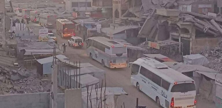 بالفيديو – حافلات الصليب الأحمر تتجه لتسلم أسرى الاحتلال