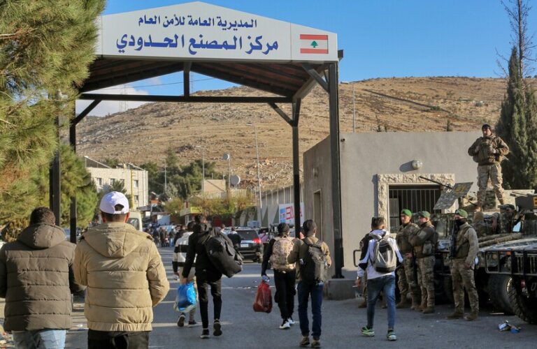 عشرات النازحين السوريين يعودون إلى بلادهم