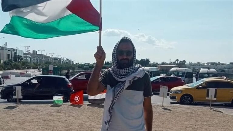 وصول الناشط بسفينة “الضمير” علي كنيس إلى مطار تونس