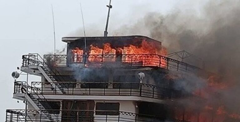 بالصور – حريق باخرة سياحية في أسوان