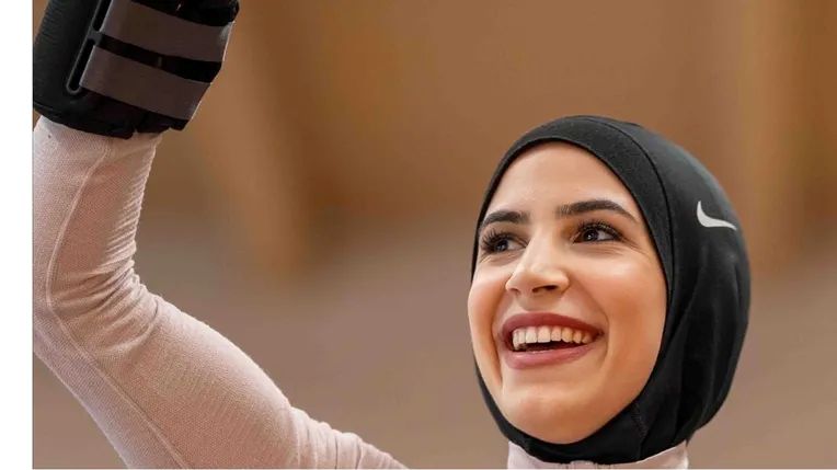 ملاكمة لبنانية محجبة تكسر القيود داخل الحلبة!