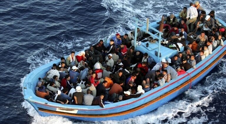 غارات تستهدف قوارب لتهريب المهاجرين في ليبيا