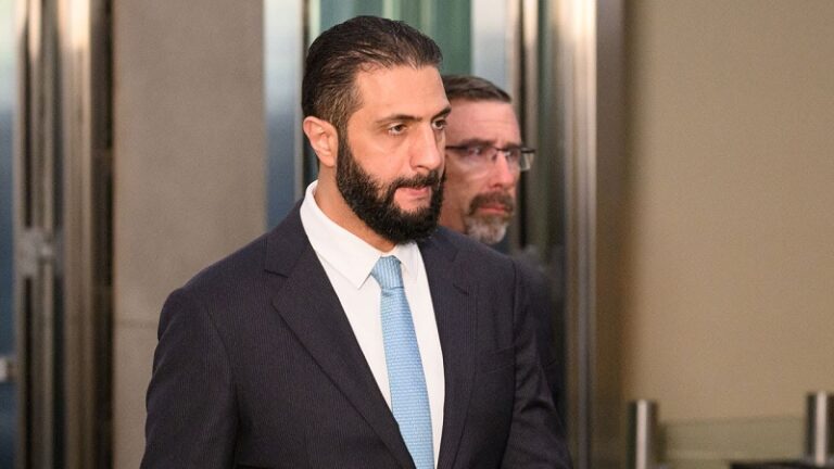 سوريا من لاعب إلى ساحة لعِب: الشرع يعرض بضاعته .. على كلّ المشترين!