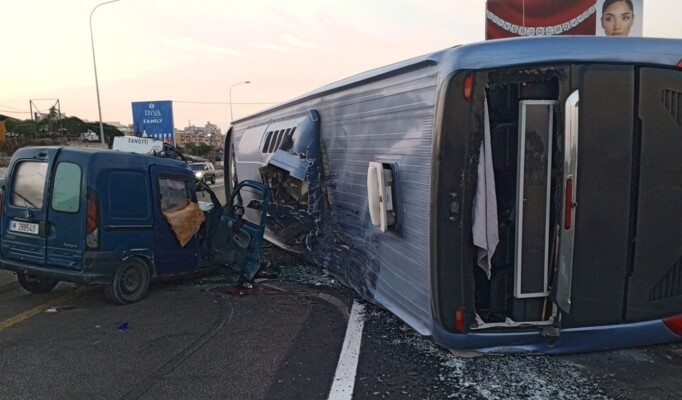 انقلاب حافلة لنقل الركاب على أوتوستراد بيروت