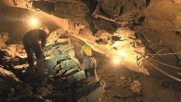 32 قتيلاً بانهيار منجم في الكونغو (فيديو)