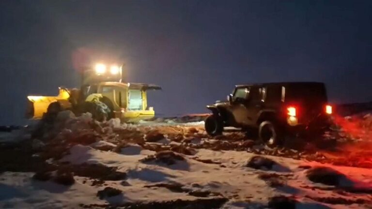 “الأشغال”: مركز عيناتا ينقذ مواطنًا عالقًا في الثلوج