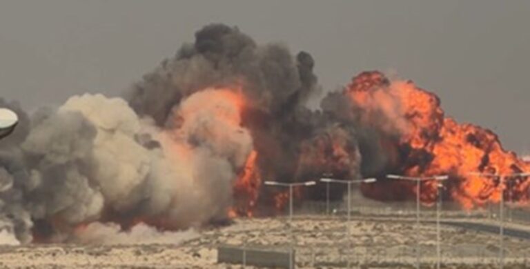 بالفيديو والصور – تحطم مقاتلة في معرض دبي للطيران.. ومقتل الطيار