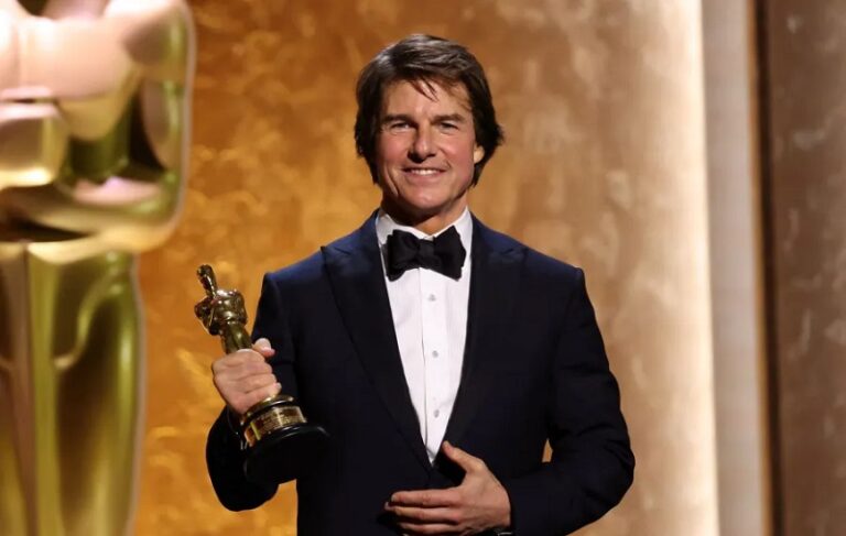 توم كروز يتسلم جائزة “أوسكار” (صورة)