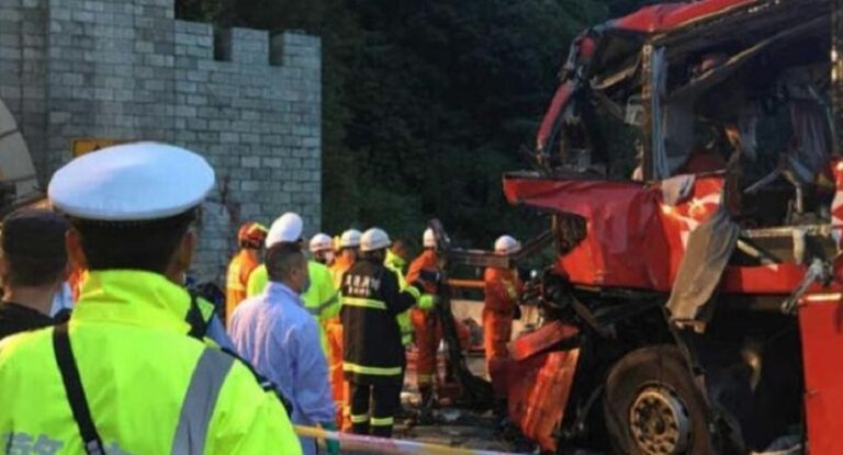 قطار يصدم عمالاً في الصين.. وقتلى