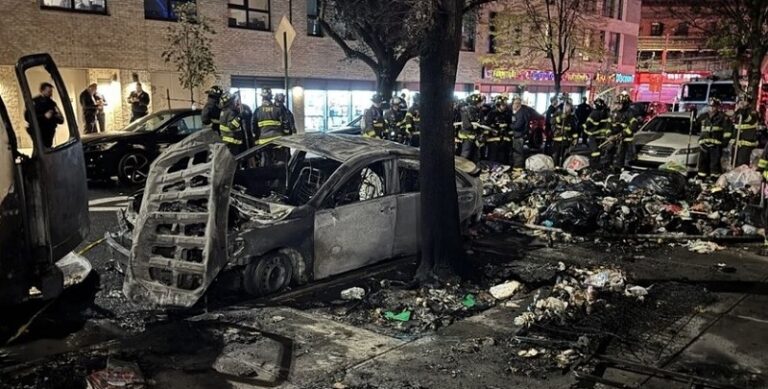 بالفيديو – انفجار سيارة في نيويورك يصيب رجال الإطفاء