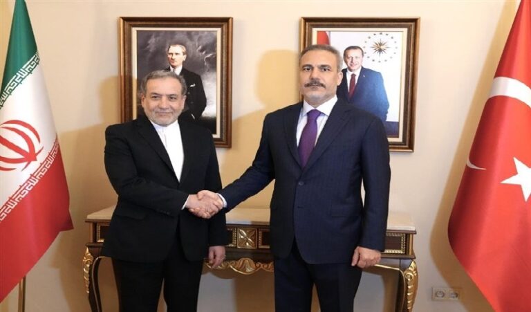 عراقجي وفيدان يؤكدان تعزيز التعاون الإيراني–التركي