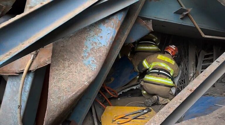 مصرع 3 عمال واختفاء آخرين تحت أنقاض برج في كوريا الجنوبية (صورة)