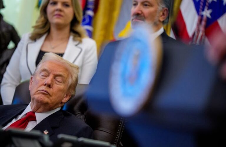 ترامب نائم خلال مؤتمر صحافي! (فيديو)