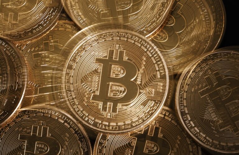 عملة “البيتكوين” تتراجع إلى أدنى مستوى