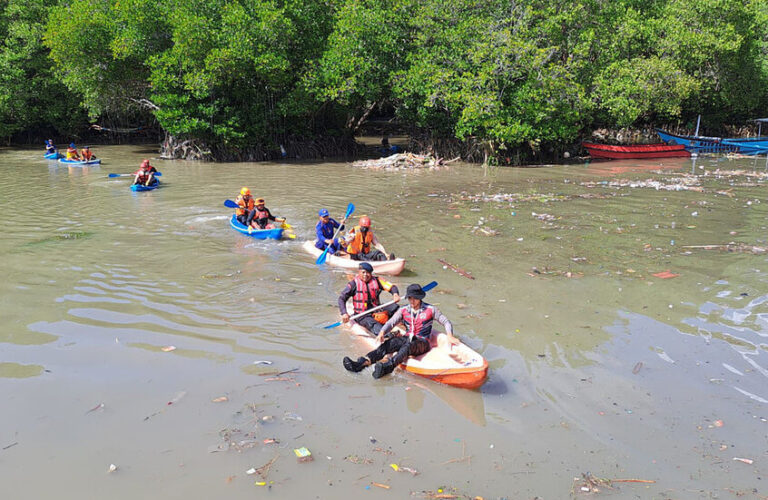 3 قتلى و20 مفقوداً بانهيارات أرضية في إندونيسيا (فيديو)