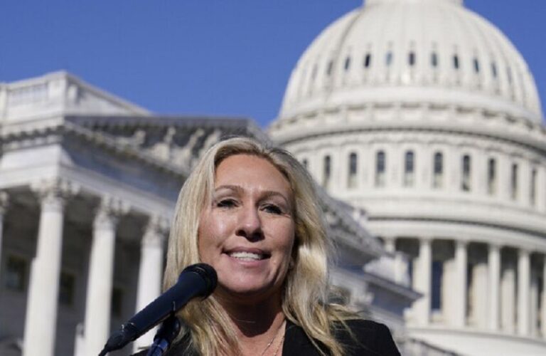 “بعد وصفها بالمجنونة”.. ترامب يتهم النائبة الجمهورية غرين بالخيانة