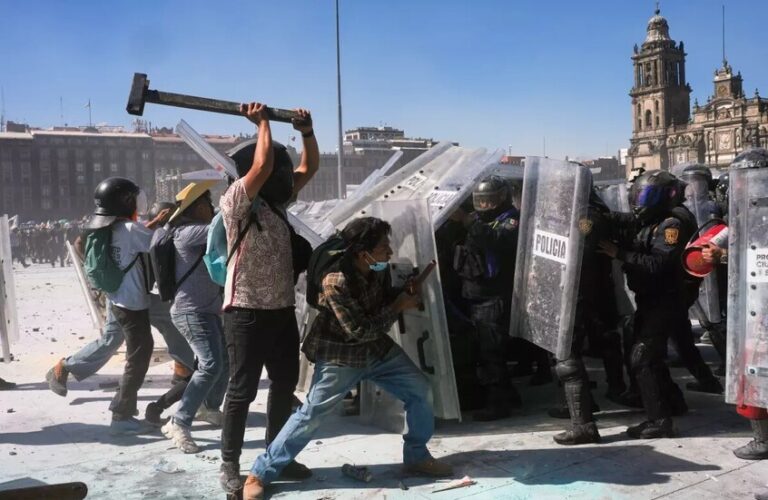 اشتباكات في المكسيك.. و120 مصاباً بينهم ضباط (فيديو)