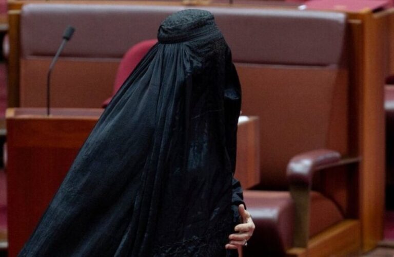 مجلس الشيوخ يعلق حضور مشرّعة لإرتدائها البرقع