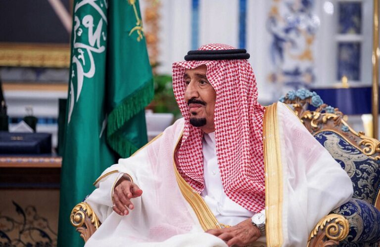 الملك السعودي يمنح وسام الملك عبد العزيز لـ200 سعودي