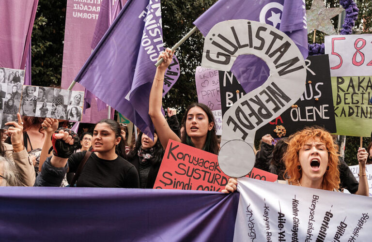 قمع 14 شخصاً خلال تظاهرة نسائية في إسطنبول