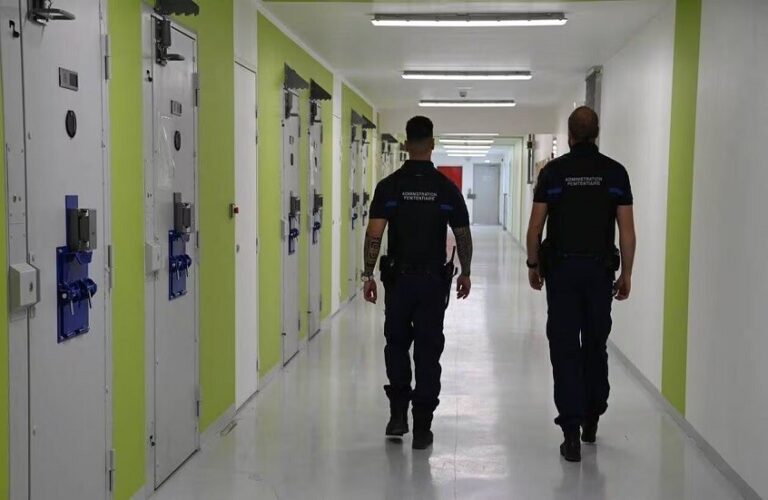 فرار محتجزين اثنين من سجن فرنسي (صورة)