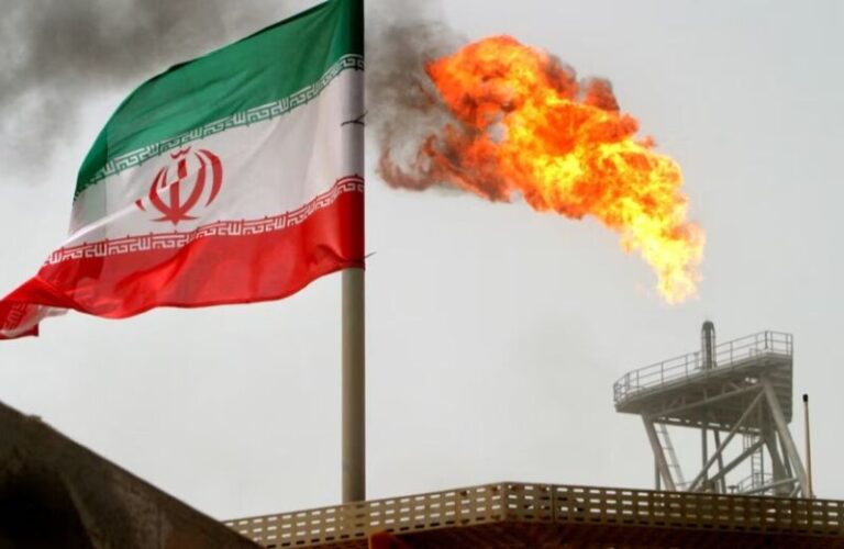 توقيف سفينتي تهريب في إيران