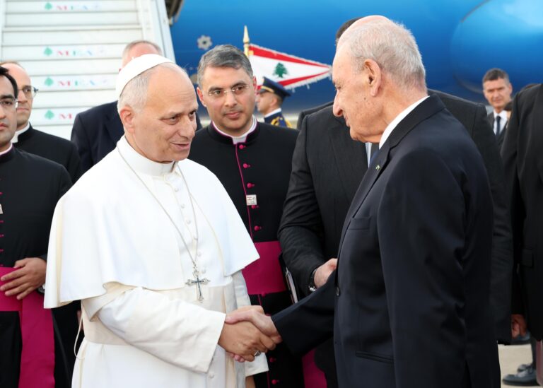 بري يهدي البابا نسخة من القرآن الكريم