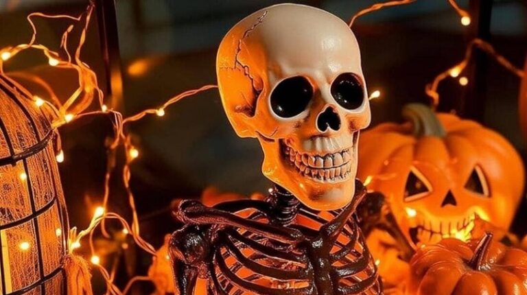 طُرد من عمله بسبب زي الهالوين! (فيديو)