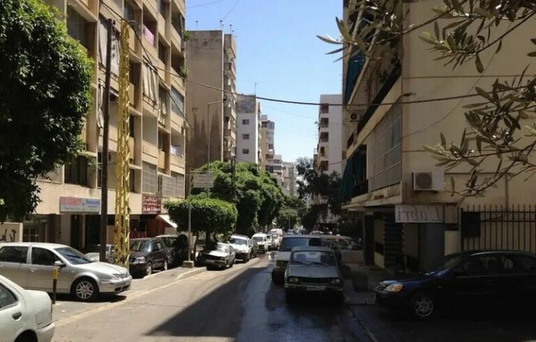 انخساف الطريق في بيروت.. وإصابة (صورة+فيديو)