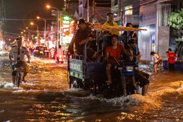 ارتفاع عدد ضحايا الفيضانات في فيتنام إلى 90 قتيلاً
