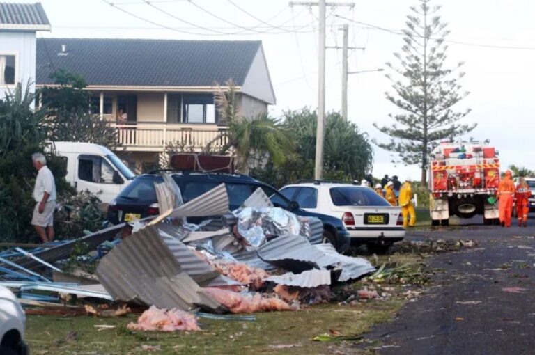 الإعصار “فينا” يقطع الكهرباء عن الإقليم الشمالي لأستراليا (فيديو)