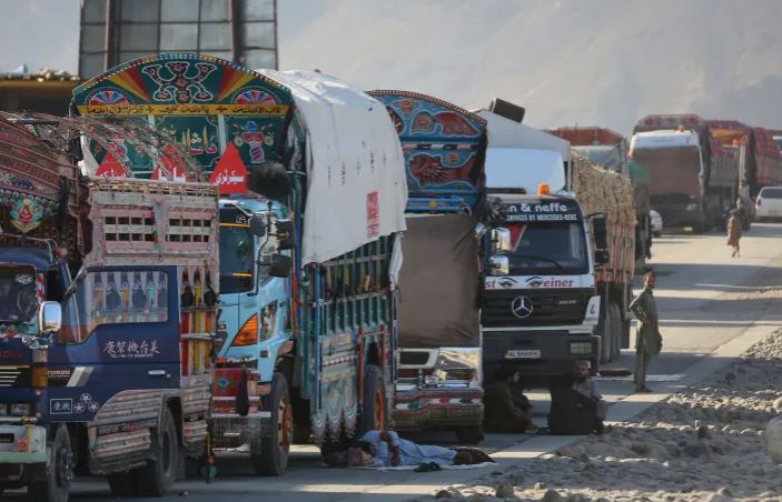 باكستان تسمح بعودة آلاف الأفغان العالقين