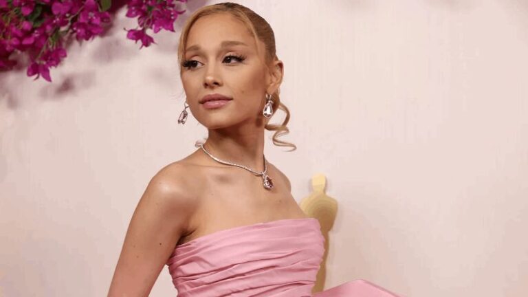 معجب يهاجم أريانا غراندي على السجادة الحمراء! (فيديو)