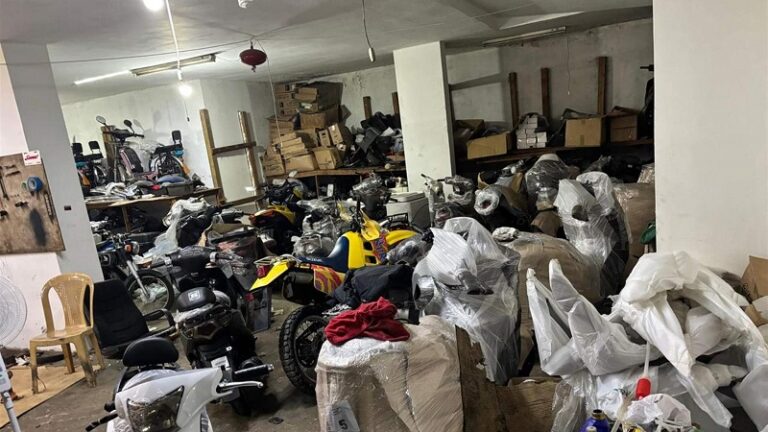 ضبط مستودع للدراجات النارية في بيروت (صور)