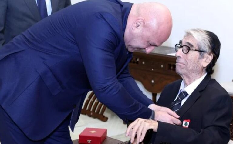 عون قلّّد “ابو سليم” وسام الاستحقاق اللبناني الفضي