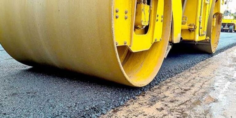 “الأشغال” تواصل أعمال التزفيت