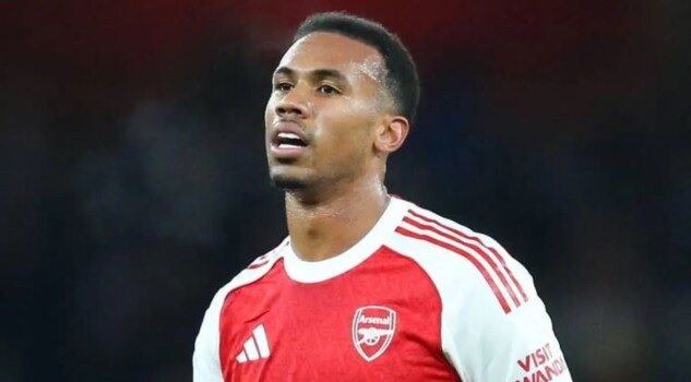 أرسنال يفقد مدافعه ماغاليس شهراً بسبب الإصابة