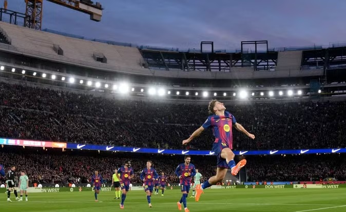 البطولات الأوروبية لكرة القدم: بايرن ميونخ يكتسح فرايبورغ وعودة رائعة لبرشلونة على كامب نو