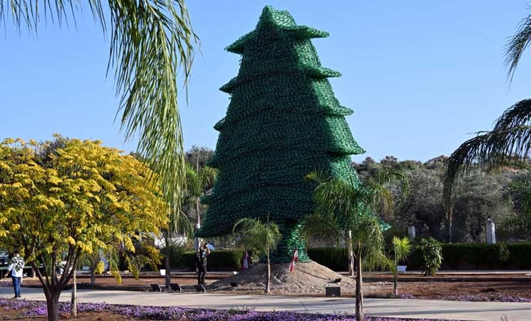 لبنانية تدخل “غينيس” بأكبر “شجرة أرز” بلاستيكية في العالم (صورة)