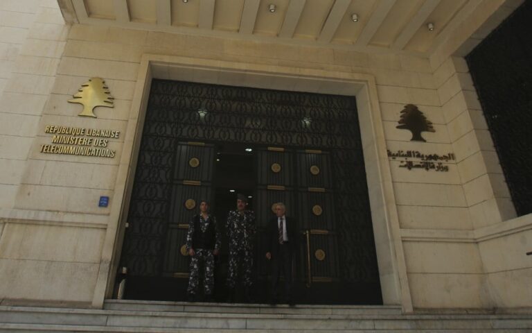 غرامات بعشرات ملايين الدولارات حُكم تاريخي على خمسة وزراء اتصالات سابقين