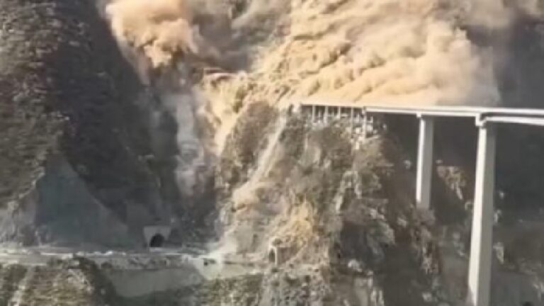 إنهيار جسر في الصين (فيديو)