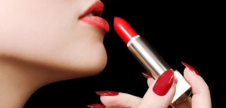 أحمر الشفاه.. رفاهية لا تنطفئ