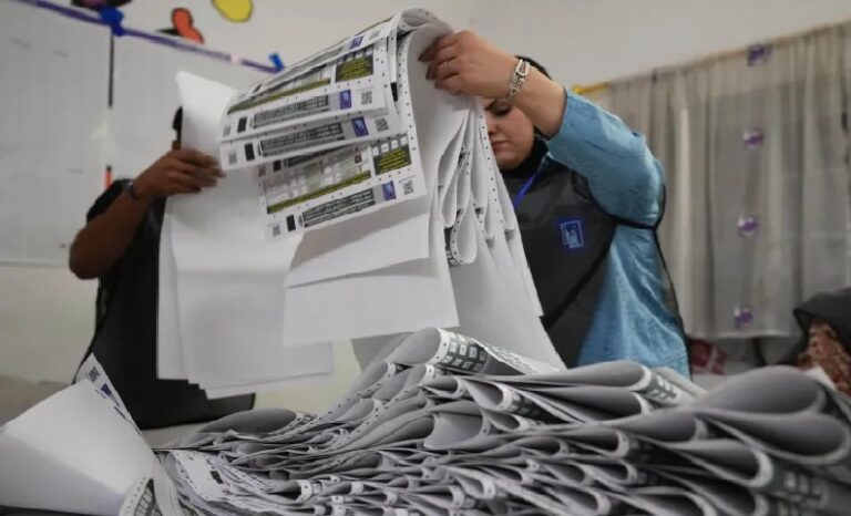 هجوم مسلح على أحد المراكز الانتخابية في العراق (فيديو)