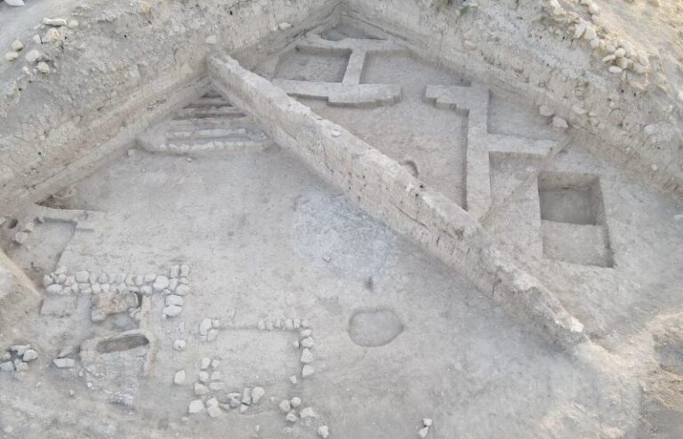 اكتشاف بقايا مبنى يعود الى 5000 عام