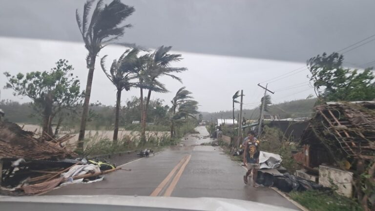 قتيلان وإجلاء مليون شخص بإعصار الفلبين (فيديو)