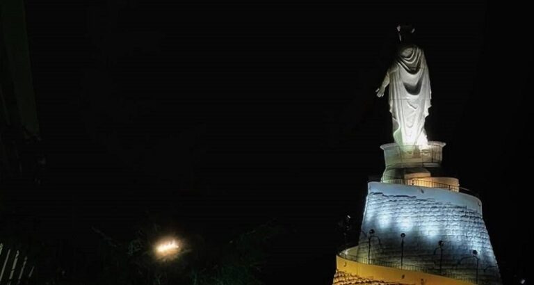 بالصور – علم لبنان والفاتيكان على تمثال سيدة لبنان