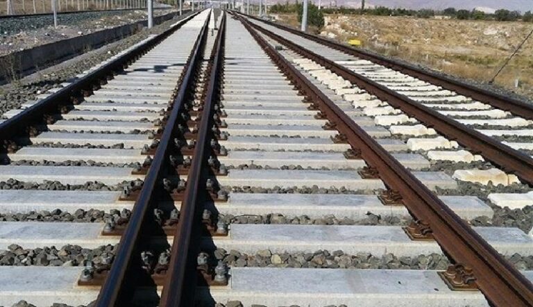 جسم غريب على سكة حديد!